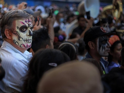 Marcelo Ebrard se pinta de catr&iacute;n y participa en Mega Procesi&oacute;n de Catrinas en CDMX