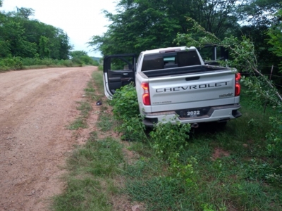 Tras persecuci&oacute;n, delincuentes abandonan veh&iacute;culo con armas largas y municiones, al norte de Culiac&aacute;n