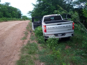 Tras persecuci&oacute;n, delincuentes abandonan veh&iacute;culo con armas largas y municiones, al norte de Culiac&aacute;n