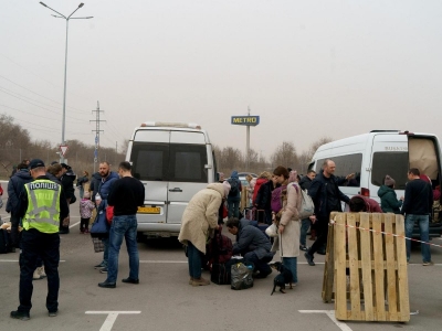 Falla intento de evacuaci&oacute;n en Mari&uacute;pol; Rusia culpa a Cruz Roja