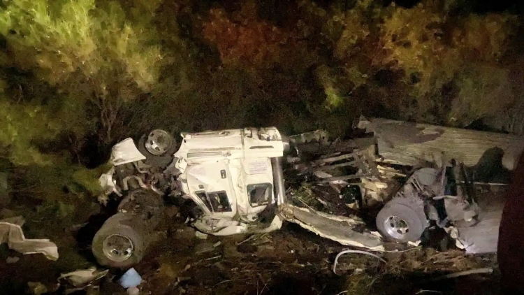 Se vuelca trailer en la carretera en el valle de El Carrizo