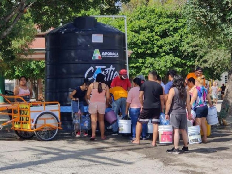 &lsquo;Es apocal&iacute;ptico&rsquo;; tras d&iacute;as sin agua, en Nuevo Le&oacute;n salen para buscar sus botes