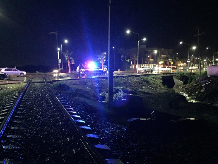 Madre hija resultan lesionadas tras ser embestido su veh&iacute;culo por el tren en Culiac&aacute;n