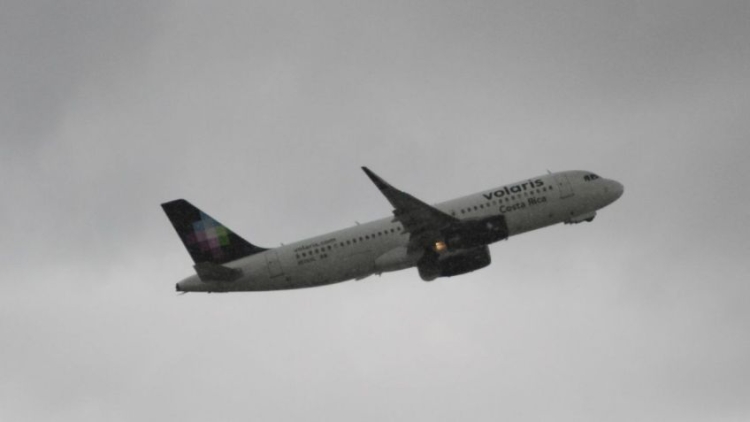 Pasajero en pleno vuelo de Volaris intenta, mediante el uso de la fuerza, desviar el avi&oacute;n a Estados Unidos