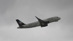 Pasajero en pleno vuelo de Volaris intenta, mediante el uso de la fuerza, desviar el avi&oacute;n a Estados Unidos