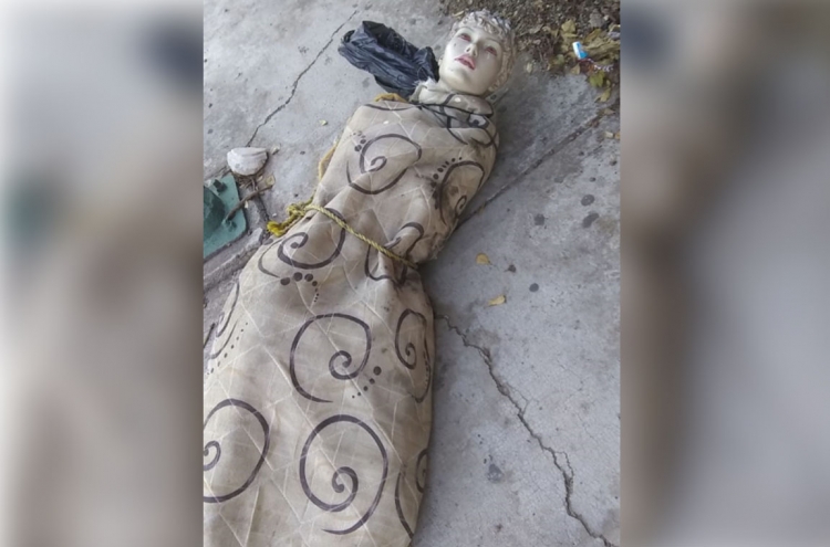 &iexcl;Travesura! Dejan enlonado&hellip; un maniqu&iacute;