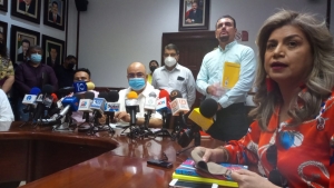 Alcalde provisional da rev&eacute;s al &acute;moche&acute; de polic&iacute;as jubilados de Estrada Ferreiro