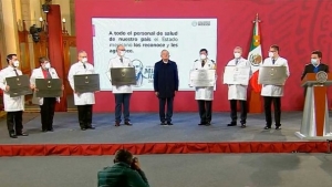 El presidente y el director del IMSS, al encabezar la entrega de la condecoraci&oacute;n Miguel Hidalgo Captura de video