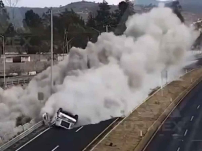 Aparatosa volcadura sufre tractocami&oacute;n en la carretera M&eacute;xico-Veracruz