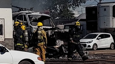 Arrasa incendio yarda de tr&aacute;ilers en el Piggy Back