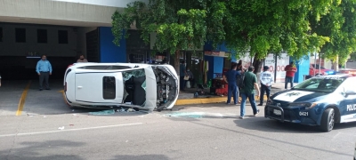 Encontronazo entre dos camionetas en c&eacute;ntrico crucero de Culiac&aacute;n deja cuantiosos da&ntilde;os materiales