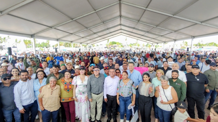 Alcalde de Navolato pide cuidar las bah&iacute;as en entrega de apoyos a pescadores