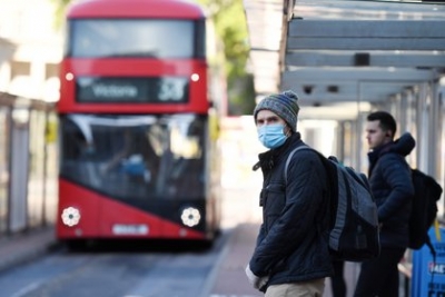 Inglaterra reduce a viajeros el aislamiento preventivo por covid-19 a cinco d&iacute;as