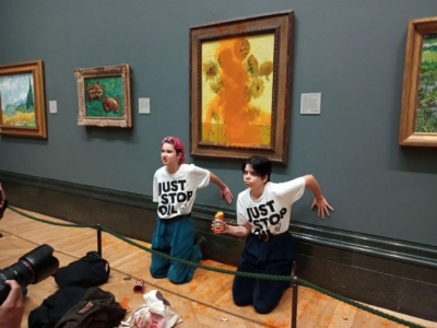 El indignante momento en que activistas tiran salsa de tomate a "Los Girasoles" de Van Gogh, en el National Gallery en Londres
