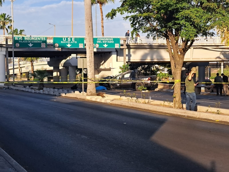 Conductor de camioneta muere al caer del puente Jorge Almada, en Culiac&aacute;n