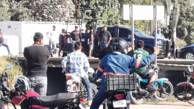 Dos hombres mueren al volcarse en un canal