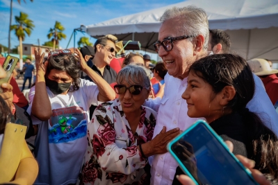 Gobernador Rocha entrega apoyos econ&oacute;micos a restauranteros de Altata