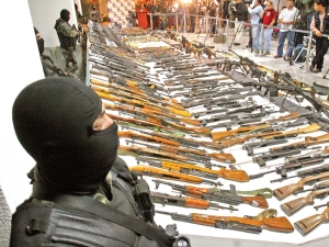 Estados Unidos capacita a 3 mil agentes mexicanos contra el rastreo del tr&aacute;fico de armas y explosivos