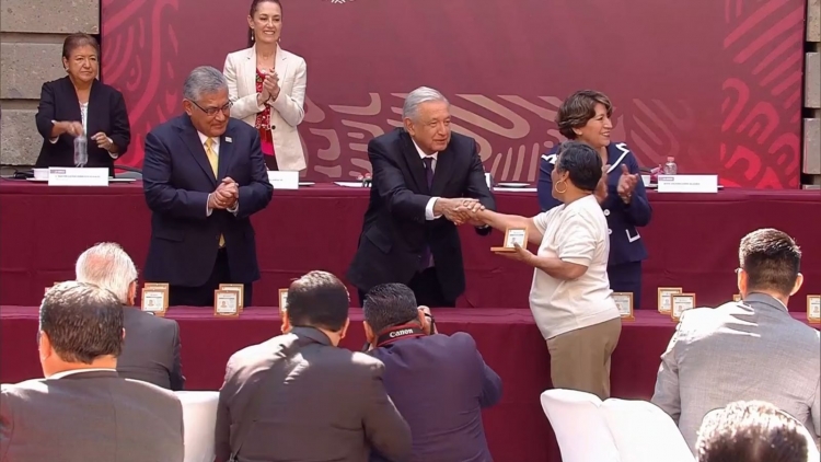 Rocha acompa&ntilde;a a AMLO en la celebraci&oacute;n del D&iacute;a de las maestras y los maestros