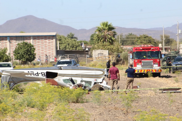 Se cae avioneta en El Tamarindo, Culiac&aacute;n, hay cuatro heridos