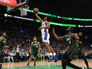 Sixers dejan a Celtics al borde de la eliminaci&oacute;n en Semifinales; Filadelfia gana 115-103