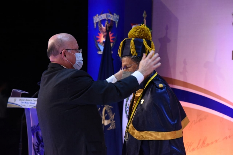 Otorga la UAS el Doctorado Honoris Causa al escritor &Eacute;lmer Mendoza