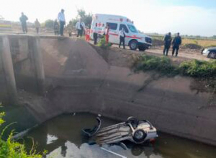 Muere pareja en canalazo a un lado de la autopista Benito Ju&aacute;rez, en Guam&uacute;chil