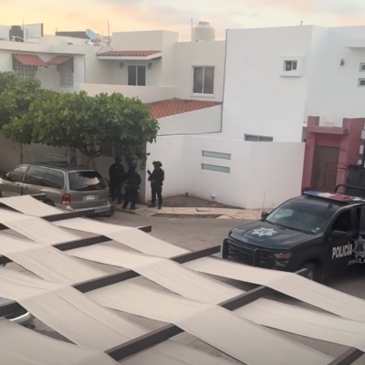 Luego de transmitir en redes sociales que llegaban polic&iacute;as a un domicilio detienen a tres personas