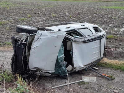 Mujer se vuelca en camioneta sobre carretera a Culiacancito; sale expulsada por el cristal