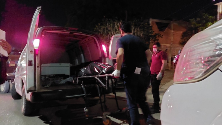 Gatillero intercepta a joven afuera de una vivienda y lo mata