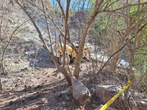 Muere un joven y tres resultan heridos al caer en torton a un barranco, en Badiraguato