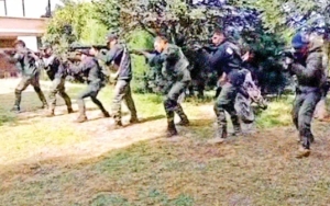 Adiestran a extranjeros en 'narcocampamento' en Uruapan, Michoac&aacute;n