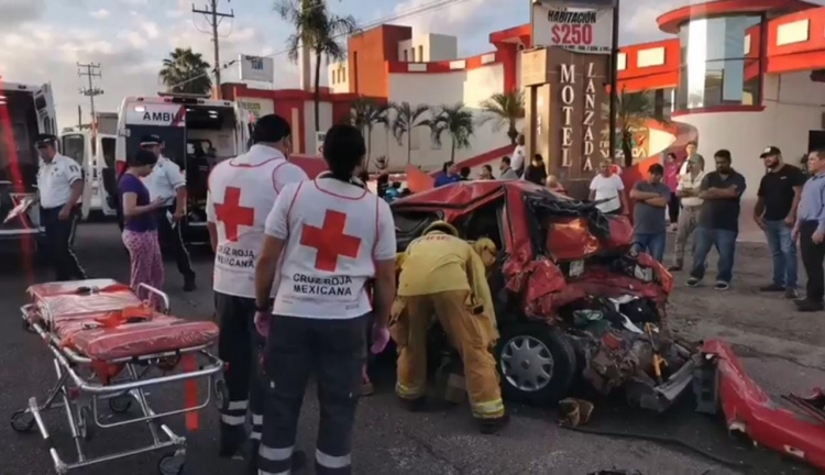 Aparatoso choque en el Mercado de las Flores, al sur de Culiac&aacute;n, deja cinco personas lesionadas