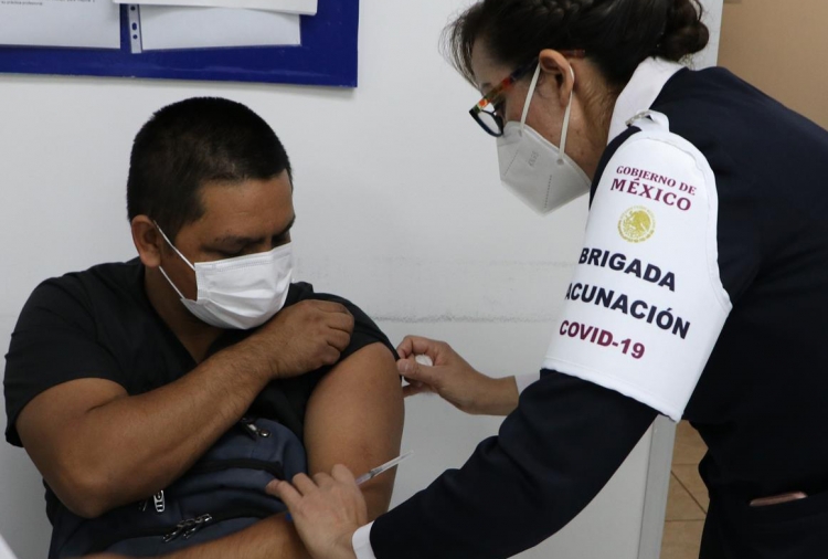 Dolor de brazo, dolor de cabeza y temperatura, los efectos adversos de la vacuna contra el Covid