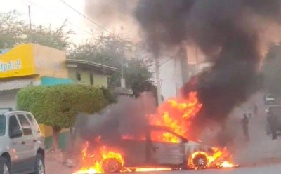 Queda auto reducido a cenizas tras incendio intencional en la colonia Adolfo L&oacute;pez Mateos