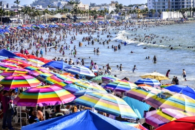 M&aacute;s de 70 mil personas invadieron las playas de Mazatl&aacute;n