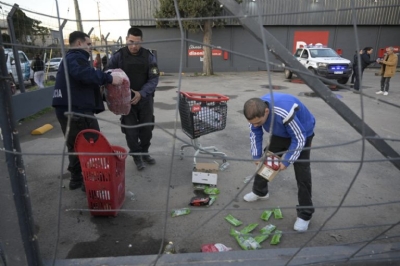 Se desata violencia en comercios de Buenos Aires; decenas de personas saquean tiendas
