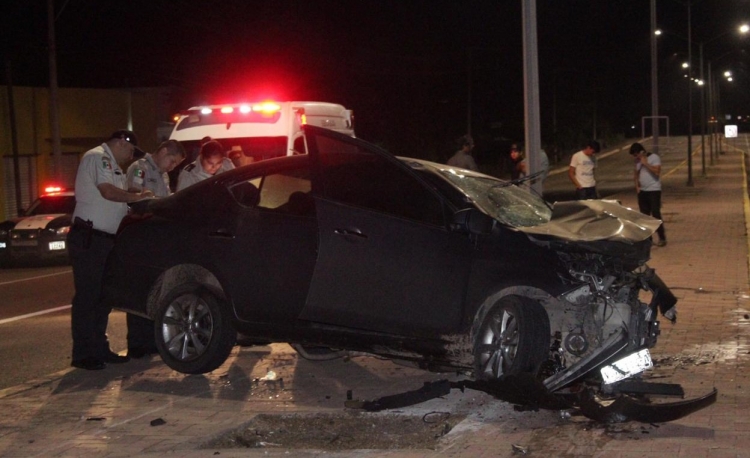 Dos hombres lesionados en choque con una luminaria en la carretera M&eacute;xico 15