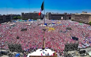 La 'Marea Rosa' inunda el Z&oacute;calo en la CDMX; m&aacute;s de 95 mil ciudadanos llaman a la unidad nacional