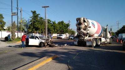 Automovilista pierde la vida en choque contra una revolvedora, en Culiac&aacute;n
