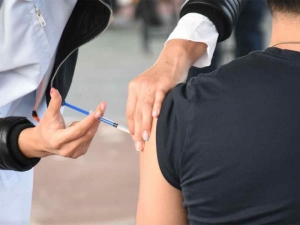 Vacunas de refuerzo protegen contra variante &Oacute;micron, seg&uacute;n tres estudios