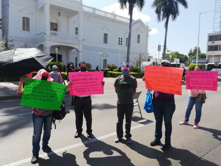 Comerciantes de tianguis se plantan en el Ayuntamiento y exigen que ya los dejen trabajar.