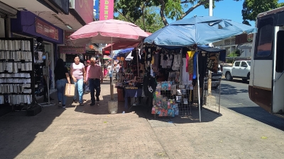 Tiendas chinas dejan de ser competencia del comercio informal, asegura Laura Quevedo, l&iacute;der