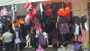 'Hacen su agosto' vendedores de disfraces en v&iacute;speras de Halloween, Revoluci&oacute;n y La Virgen, se&ntilde;ala comerciante
