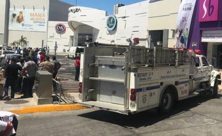 Incendio en bodega de tienda departamental puso en peligro La Gran Plaza, en Mazatl&aacute;n