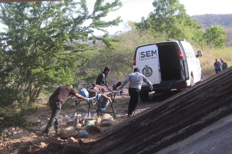 Fallece uno de tres tapat&iacute;os en fatal volcadura en la carretera Mazatl&aacute;n-Culiac&aacute;n, esta madrugada