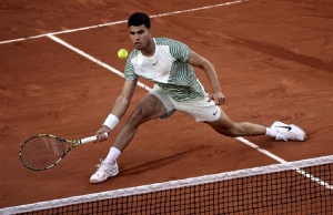 Carlos Alcaraz avanza en el Roland Garros; enfrentar&aacute; a Djokovic en la Semifinal