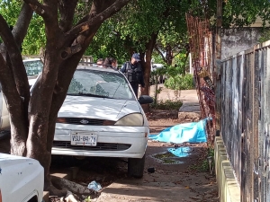 Con rastros de sangre en el abdomen encuentran sin vida a un hombre sobre una banqueta