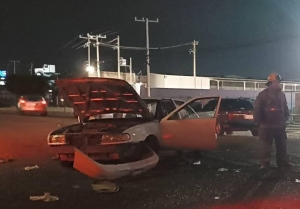 Dos motociclistas resultaron gravemente heridos tras ser impactados por un auto en el fraccionamiento Villa Bonita