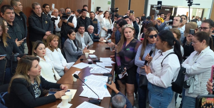 Un fracaso consideraron los manifestantes la reuni&oacute;n con los diputados sobre requisitos para remover al gobernador